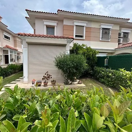 Casa de Férias Alaçatı çarşıda, özel Havuzlu 4 Odalı *